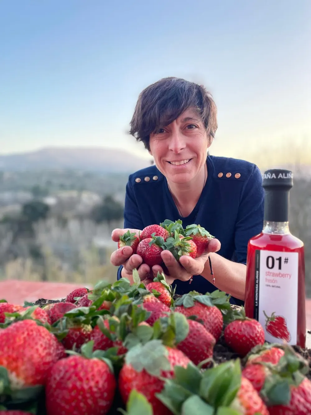 Caro, de La Montaña Aliños, con fresones recién cogidos y una botella de aliño de fresón 01#